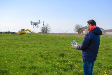 Bir adam elinde bir uzaktan kumanda ile. Uçak uçuş kontrolü. Hayalet.