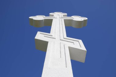 Mavi gökyüzü arka plan beyaz Ortodoks Hristiyan çarmıhta.