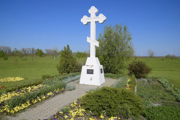 Ortodoxní kříž na vjezdu do osady. Symbol křesťanské víry. Pravoslavný kříž pro absorpci do města. — Stock fotografie