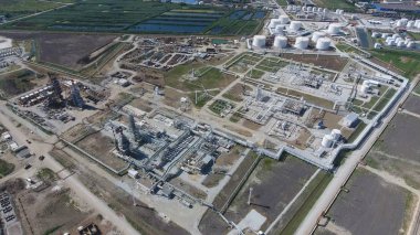 Birincil ve derin petrol rafine petrol rafineri tesisi. Ekipman ve petrol rafinerisi tanklarda. Düzeltme ve elektrikli ekipman