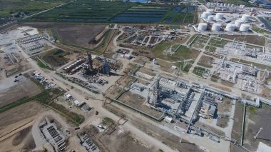 Birincil ve derin petrol rafine petrol rafineri tesisi. Ekipman ve petrol rafinerisi tanklarda. Düzeltme ve elektrikli ekipman
