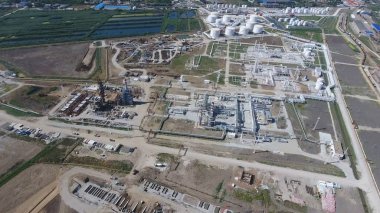 Birincil ve derin petrol rafine petrol rafineri tesisi. Ekipman ve petrol rafinerisi tanklarda. Düzeltme ve elektrikli ekipman