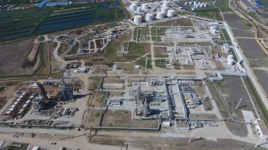 Birincil ve derin petrol rafine petrol rafineri tesisi. Ekipman ve petrol rafinerisi tanklarda. Düzeltme ve elektrikli ekipman
