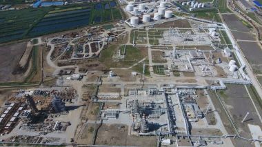 Birincil ve derin petrol rafine petrol rafineri tesisi. Ekipman ve petrol rafinerisi tanklarda. Düzeltme ve elektrikli ekipman