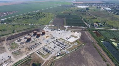 Birincil ve derin petrol rafine petrol rafineri tesisi. Ekipman ve petrol rafinerisi tanklarda. Düzeltme ve elektrikli ekipman