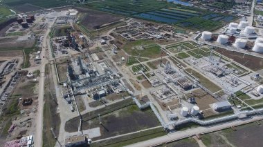 Birincil ve derin petrol rafine petrol rafineri tesisi. Ekipman ve petrol rafinerisi tanklarda. Düzeltme ve elektrikli ekipman