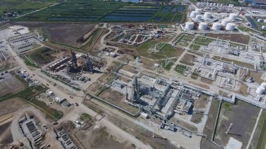 Birincil ve derin petrol rafine petrol rafineri tesisi. Ekipman ve petrol rafinerisi tanklarda. Düzeltme ve elektrikli ekipman