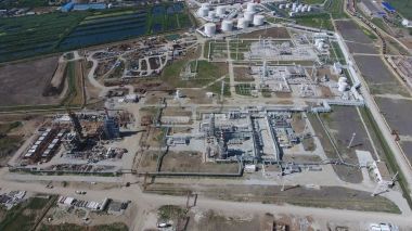 Birincil ve derin petrol rafine petrol rafineri tesisi. Ekipman ve petrol rafinerisi tanklarda. Düzeltme ve elektrikli ekipman