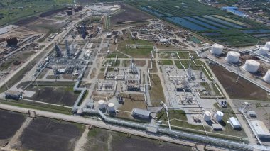 Birincil ve derin petrol rafine petrol rafineri tesisi. Ekipman ve petrol rafinerisi tanklarda. Düzeltme ve elektrikli ekipman