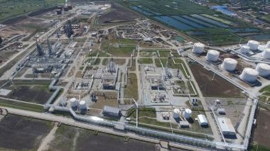 Birincil ve derin petrol rafine petrol rafineri tesisi. Ekipman ve petrol rafinerisi tanklarda. Düzeltme ve elektrikli ekipman.