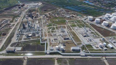 Birincil ve derin petrol rafine petrol rafineri tesisi. Ekipman ve petrol rafinerisi tanklarda. Düzeltme ve elektrikli ekipman
