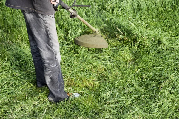 Grünes Gras Mit Einem Angelschnurschneider Mähen Anwendungsschneider — Stockfoto