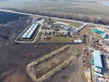 Yukarıdan küçük bir tank sahası. Yakıt ve Yağlama maddeleri depolama.