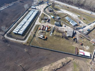 Yukarıdan küçük bir tank sahası. Yakıt ve Yağlama maddeleri depolama.