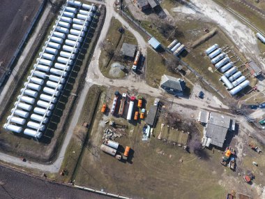 Yukarıdan küçük bir tank sahası. Yakıt ve Yağlama maddeleri depolama.