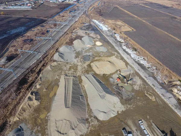 Des tas de gravats et de cailloux. pour l'usine de réparation routière. L'esprit du site — Photo