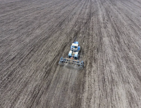 Budidaya Tanah Untuk Menabur Sereal Traktor Membajak Tanah Lapangan — Stok Foto