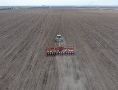 Mısır Ekim. Traktör alanında bir sembol ile. Mısır Dikim için bir sembol kullanma.