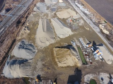 Moloz taş ve çakıl yığınları. yol onarım tesisleri için. Site zekâ