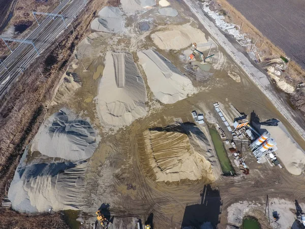 Moloz taş ve çakıl yığınları. yol onarım tesisleri için. Site zekâ