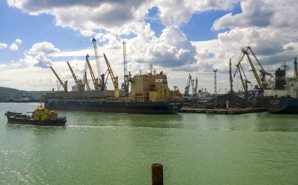 Amarre en el puerto. Puerto de carga industrial — Foto de Stock