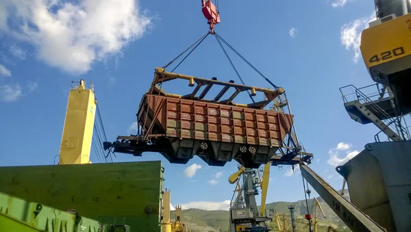 Puerto marítimo industrial. La rotación del coche con grano utilizando una grúa torre — Foto de Stock