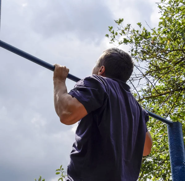 Homem Puxa Para Cima Bar Praticar Desporto Livre Barra Horizontal — Fotografia de Stock