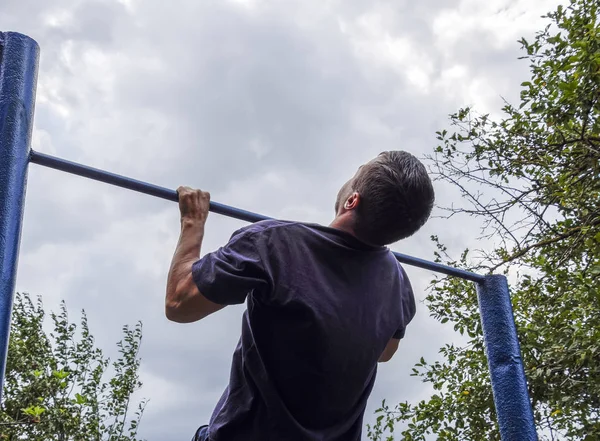 Homem Puxa Para Cima Bar Praticar Desporto Livre Barra Horizontal — Fotografia de Stock