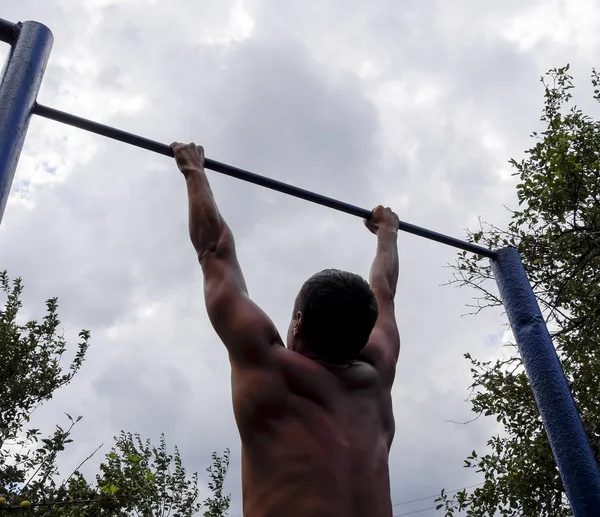 Homem Puxa Para Cima Bar Praticar Desporto Livre Barra Horizontal — Fotografia de Stock