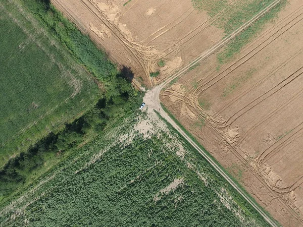 Перекресток асфальтировал дороги через поля. Вид сверху — стоковое фото
