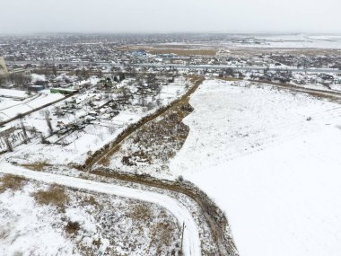 Kar taneli Asansör ile serpilir. Eski Sovyet Asansör kış manzarası. Kuş bakışı köyün kış manzara. Sokaklar karla kaplı.