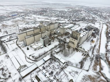 Kar taneli Asansör ile serpilir. Eski Sovyet Asansör kış manzarası. Kuş bakışı köyün kış manzara. Sokaklar karla kaplı.