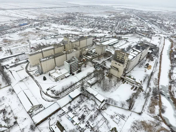 Kar taneli Asansör ile serpilir. Eski Sovyet Asansör kış manzarası. Kuş bakışı köyün kış manzara. Sokaklar karla kaplı.