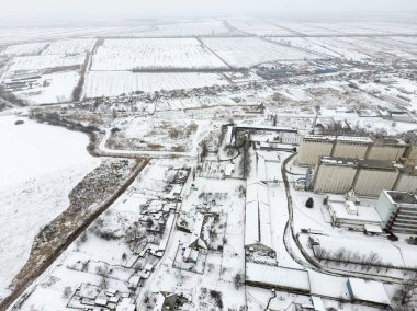 Kar taneli Asansör ile serpilir. Eski Sovyet Asansör kış manzarası. Kuş bakışı köyün kış manzara. Sokaklar karla kaplı.
