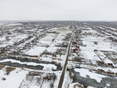 Kuş bakışı köyün kış manzara. Sokaklar karla kaplı.