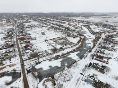 Kuş bakışı köyün kış manzara. Sokaklar karla kaplı.