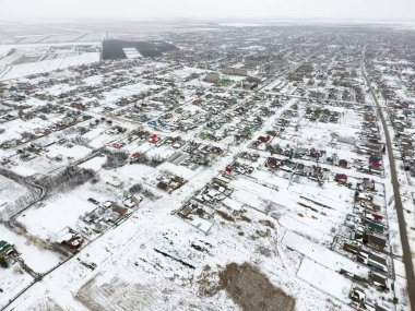 Kuş bakışı köyün kış manzara. Sokaklar karla kaplı.