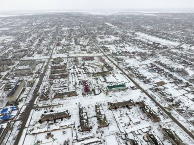 Kuş bakışı köyün kış manzara. Sokaklar karla kaplı.