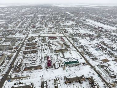Kuş bakışı köyün kış manzara. Sokaklar karla kaplı