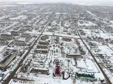 Kuş bakışı köyün kış manzara. Sokaklar karla kaplı.