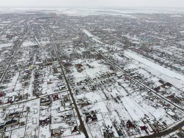 Kuş bakışı köyün kış manzara. Sokaklar karla kaplı.