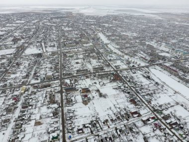 Kuş bakışı köyün kış manzara. Sokaklar karla kaplı.