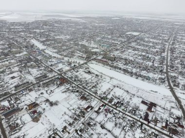 Kuş bakışı köyün kış manzara. Sokaklar karla kaplı.