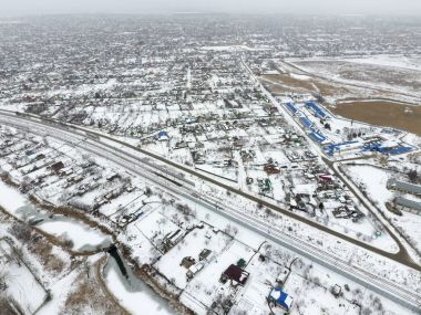 Kuş bakışı köyün kış manzara. Sokaklar karla kaplı.