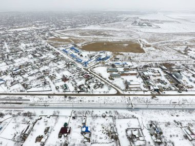 Kuş bakışı köyün kış manzara. Sokaklar karla kaplı.