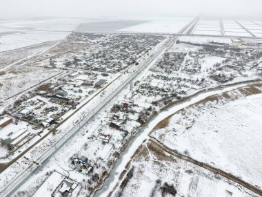 Kuş bakışı köyün kış manzara. Sokaklar karla kaplı