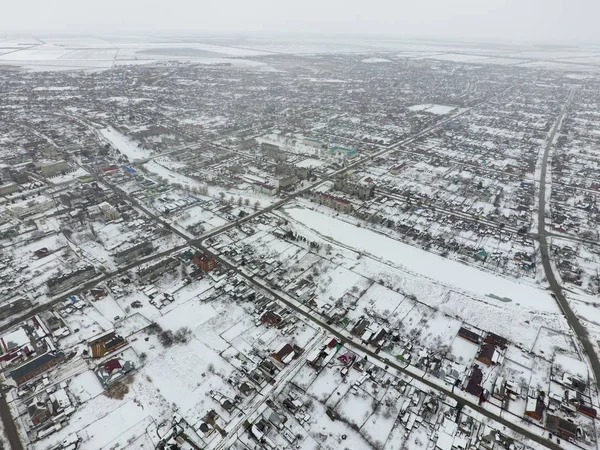 Kuş bakışı köyün kış manzara. Sokaklar karla kaplı.