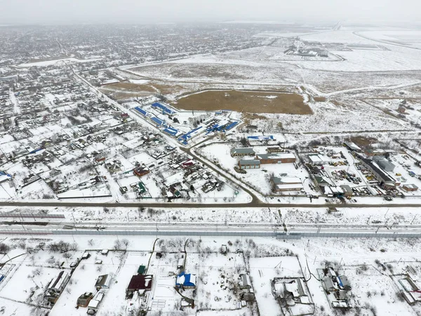 Kuş bakışı köyün kış manzara. Sokaklar karla kaplı.