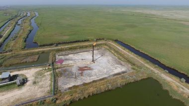 Bir petrol sahasını sistemde meşale