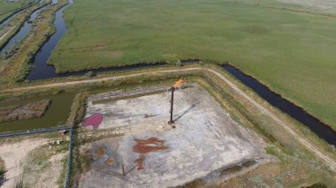 Bir petrol sahasını sistemde meşale